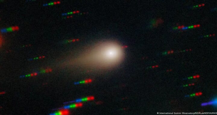Representación artística del cometa interestelar 3I/ATLAS en el vacío cósmico, sin señales de tecnología