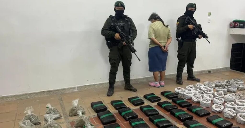 Mujer de 68 años junto a bolsas con 11.000 dosis de marihuana incautadas en almacén clandestino de Bucaramanga