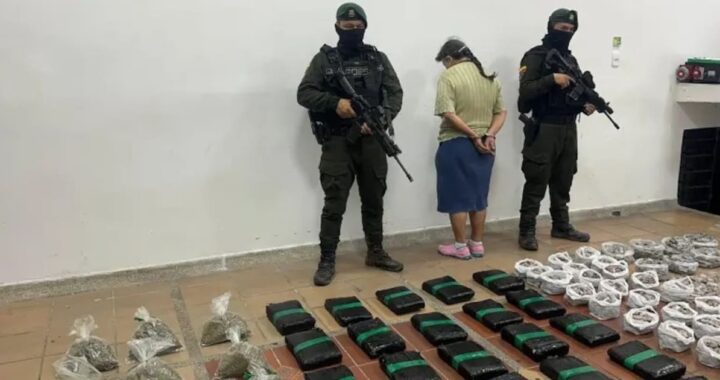 Mujer de 68 años junto a bolsas con 11.000 dosis de marihuana incautadas en almacén clandestino de Bucaramanga