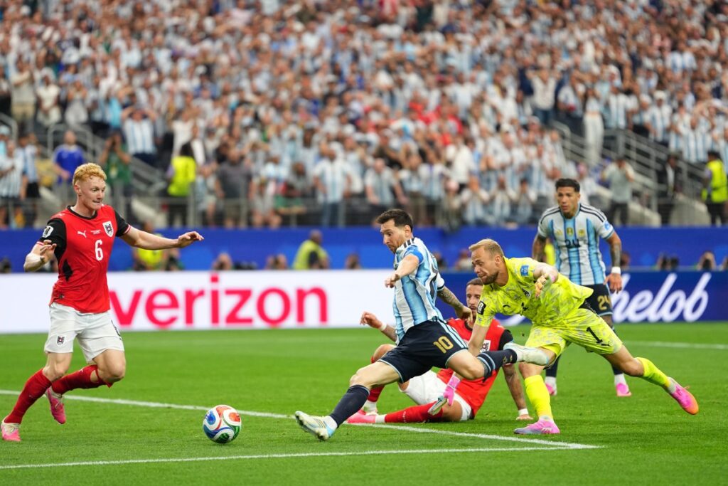 Animación de Google con balón y confeti celeste y blanco por el récord de Messi