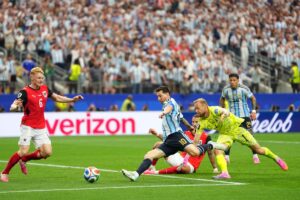 Animación de Google con balón y confeti celeste y blanco por el récord de Messi