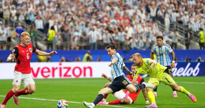 Animación de Google con balón y confeti celeste y blanco por el récord de Messi