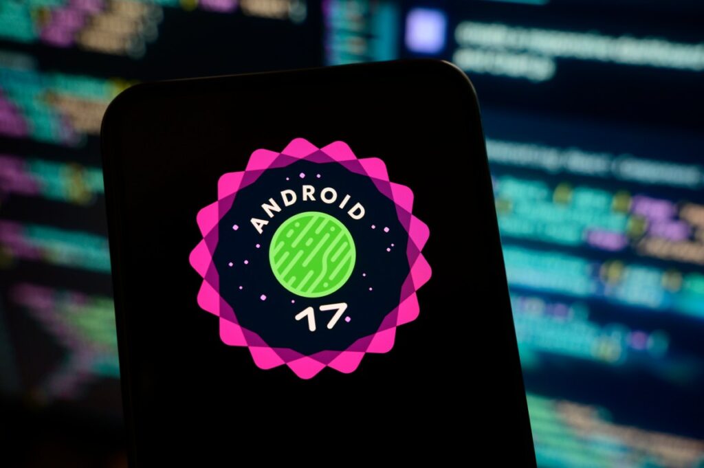 Teléfono móvil con Android 17 mostrando interfaz moderna y gráficos de rendimiento en pantalla