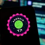 Teléfono móvil con Android 17 mostrando interfaz moderna y gráficos de rendimiento en pantalla