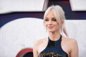 Anna Faris en entrevista reflexiva sobre el impacto emocional de la fama y su podcast Unqualified