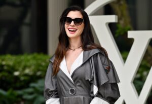 Anne Hathaway con vestido blanco mostrando su embarazo en video emotivo de Instagram