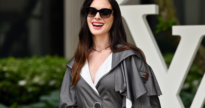 Anne Hathaway con vestido blanco mostrando su embarazo en video emotivo de Instagram