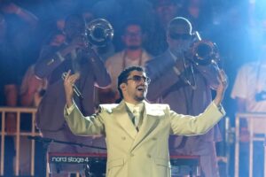Bad Bunny como Pizza con Gafas de Sol en escena de Toy Story 5