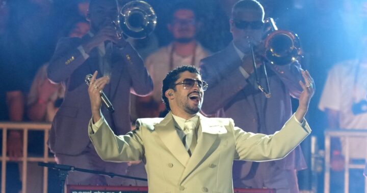 Bad Bunny como Pizza con Gafas de Sol en escena de Toy Story 5