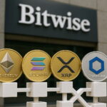 Gráfico comparativo: caída de Bitcoin y altcoins frente al repunte de proyectos DeFi como Hyperliquid en 2024