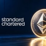 Gráfico comparativo de Ethereum y Bitcoin con flecha ascendente para ETH destacando su crecimiento por staking y stablecoins