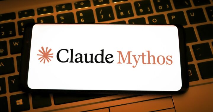Reunión de altos cargos discutiendo el acceso restringido a Claude Mythos 5 en la era de la IA avanzada