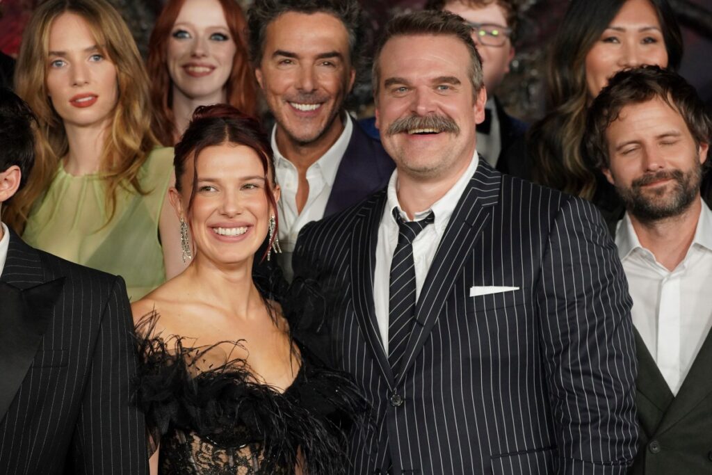David Harbour y Millie Bobby Brown en escena de espionaje para su nueva serie de Netflix