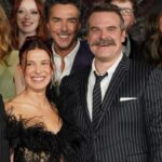 David Harbour y Millie Bobby Brown en escena de espionaje para su nueva serie de Netflix