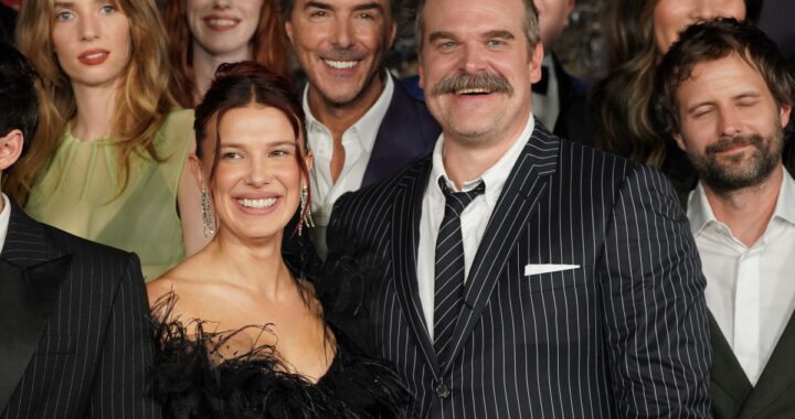 David Harbour y Millie Bobby Brown en escena de espionaje para su nueva serie de Netflix