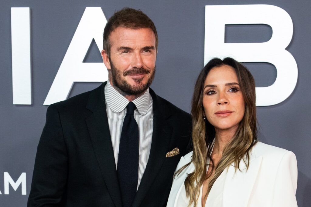 Foto nostálgica de David Beckham con sus cuatro hijos en el mar, simbolizando unidad familiar