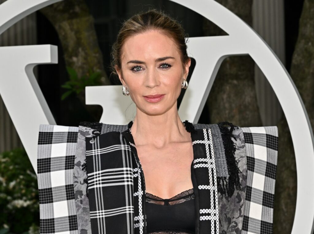 Emily Blunt grabando sonidos alienígenas con micrófono en el set de 'Disclosure Day', sin usar IA