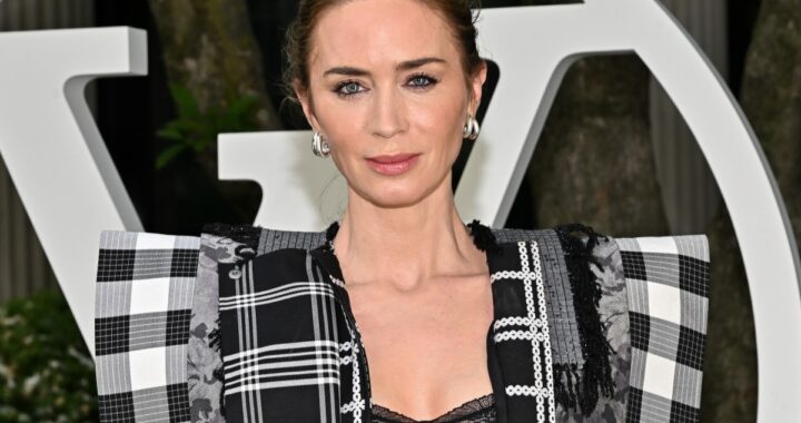 Emily Blunt grabando sonidos alienígenas con micrófono en el set de 'Disclosure Day', sin usar IA