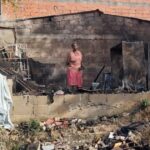 Casa quemada de Luz Blandón en La Pajarera, Cartagena, con escombros y bomberos