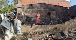 Casa quemada de Luz Blandón en La Pajarera, Cartagena, con escombros y bomberos