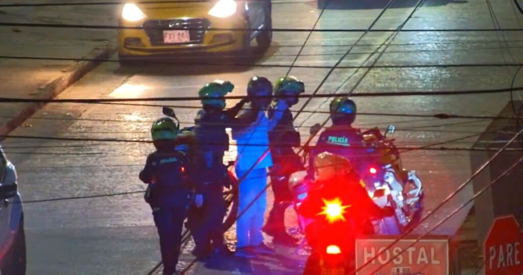 Policías en operativo del Plan Candado capturando a alias Duvan en Cartagena