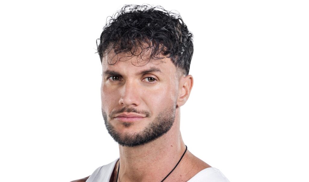 Fabio Agostini celebra su victoria en 'La Casa de los Famosos 6' con el trofeo y el maletín de $200 mil