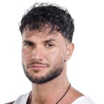 Fabio Agostini celebra su victoria en 'La Casa de los Famosos 6' con el trofeo y el maletín de $200 mil