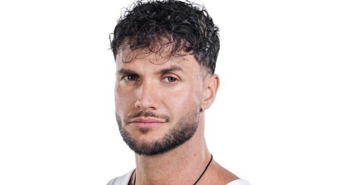 Fabio Agostini celebra su victoria en 'La Casa de los Famosos 6' con el trofeo y el maletín de $200 mil