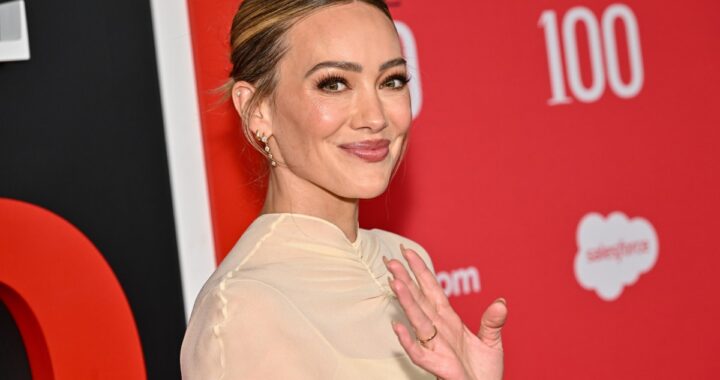 Hilary Duff en el escenario de su gira The Lucky Me interpretando canciones de 'Luck… or something'