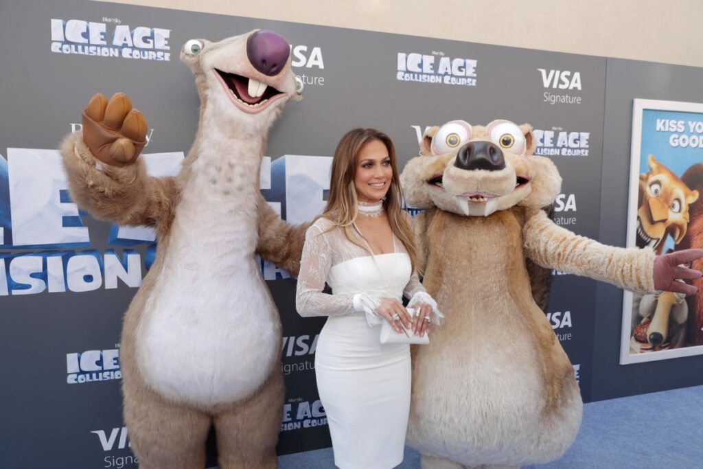 Scrat y Manny en paisaje volcánico de 'La Era del Hielo 6: Mundo de Lava' con lava y deshielo