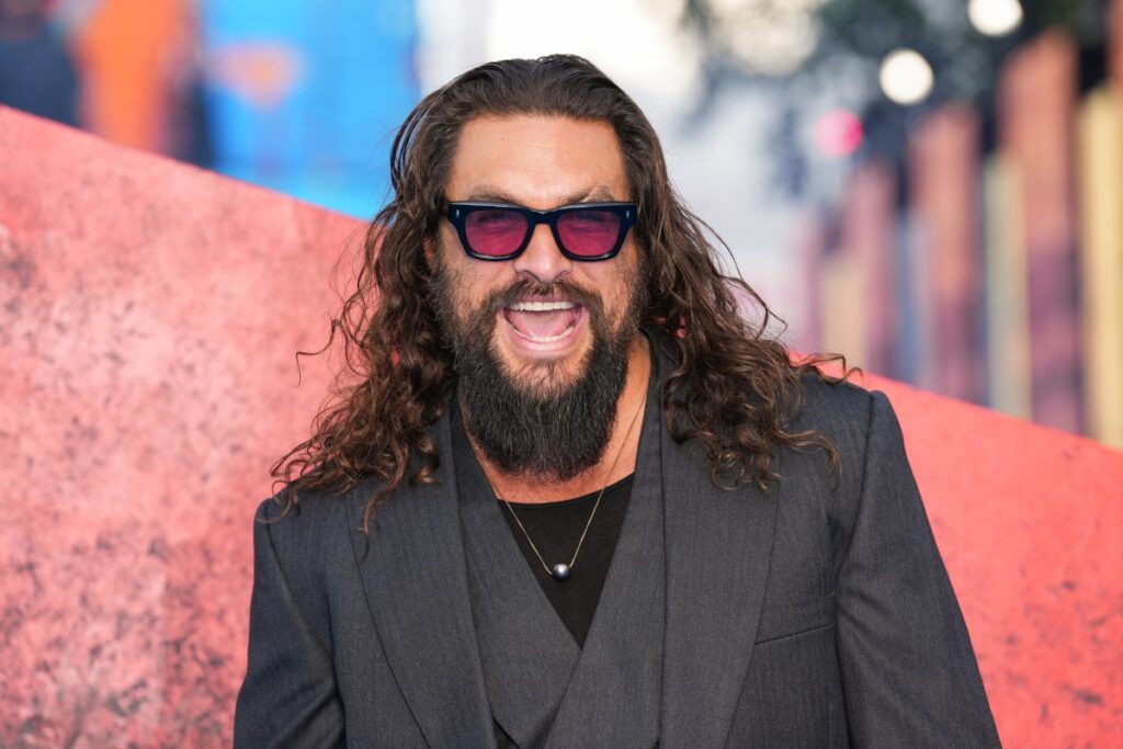 Jason Momoa sonríe en entrevista al hablar de su suegro Ricardo Arjona y la canción 'Mujeres'