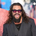 Jason Momoa sonríe en entrevista al hablar de su suegro Ricardo Arjona y la canción 'Mujeres'