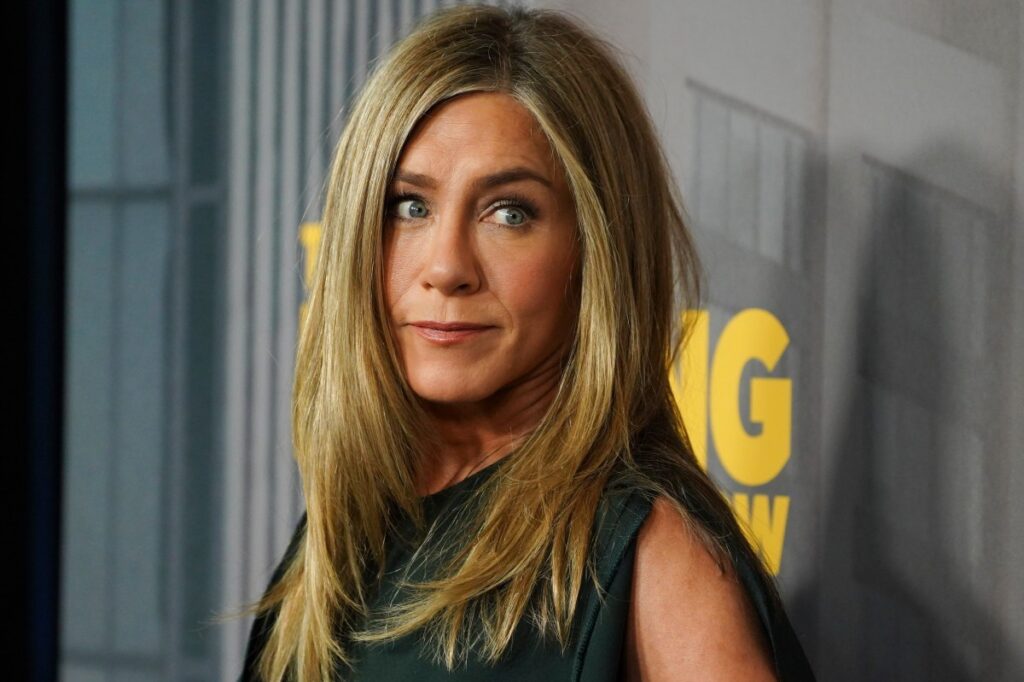 Jennifer Aniston y James Burrows en el set de 'Friends' durante un momento de complicidad
