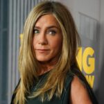 Jennifer Aniston y James Burrows en el set de 'Friends' durante un momento de complicidad