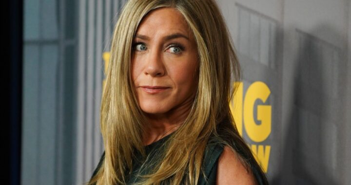 Jennifer Aniston y James Burrows en el set de 'Friends' durante un momento de complicidad