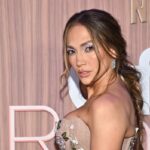 Jennifer Lopez sin maquillaje mostrando su suero Fusion Retinal and Vitamin C Power Serum