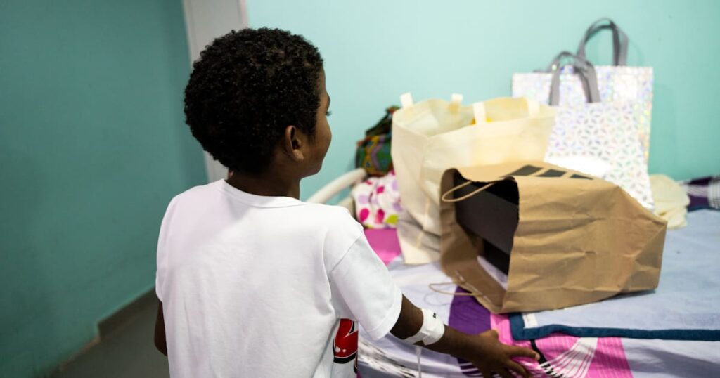 Yonaiker, niño de 11 años, sonríe en el hospital tras superar una bala perdida en Cartagena