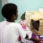 Yonaiker, niño de 11 años, sonríe en el hospital tras superar una bala perdida en Cartagena
