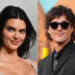 Kendall Jenner y Jacob Elordi sonríen en un udon bar de Tokio, con camisetas negras idénticas y gesto cómplice