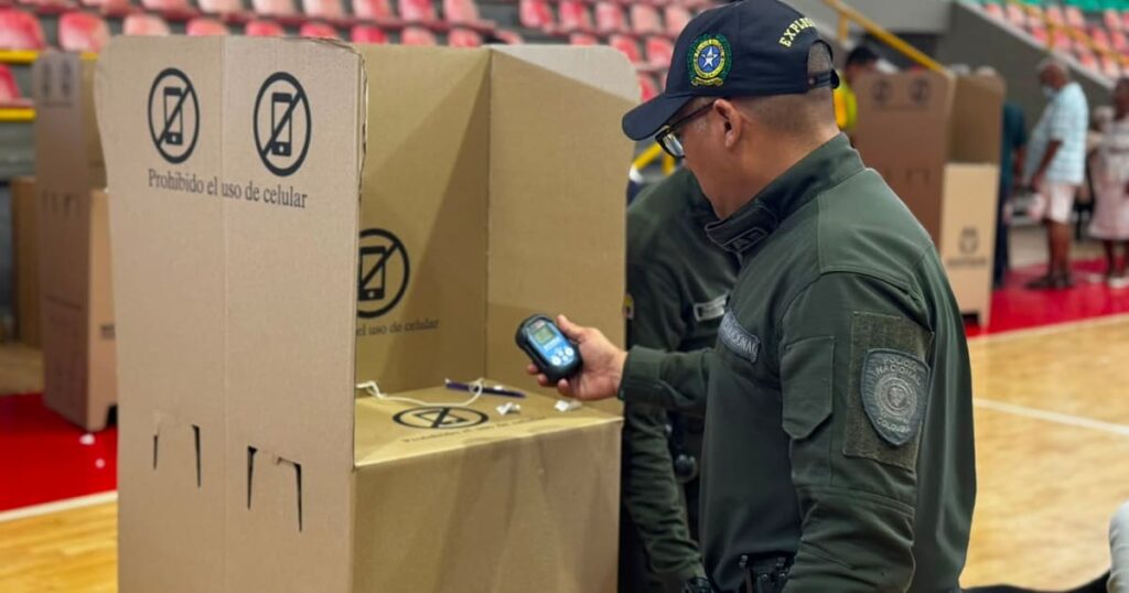 Subcomisario Castañeda revisando urnas en operativos de seguridad electoral en Cartagena