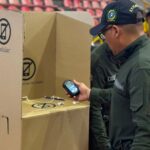 Subcomisario Castañeda revisando urnas en operativos de seguridad electoral en Cartagena