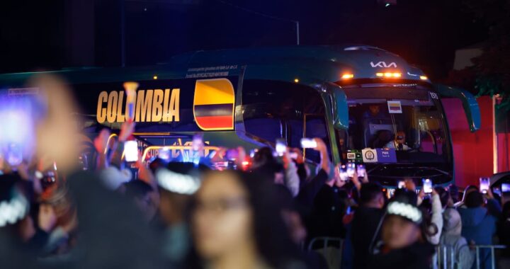 Vehículo de hinchas colombianos chocado contra poste en Puente Aranda, Bogotá