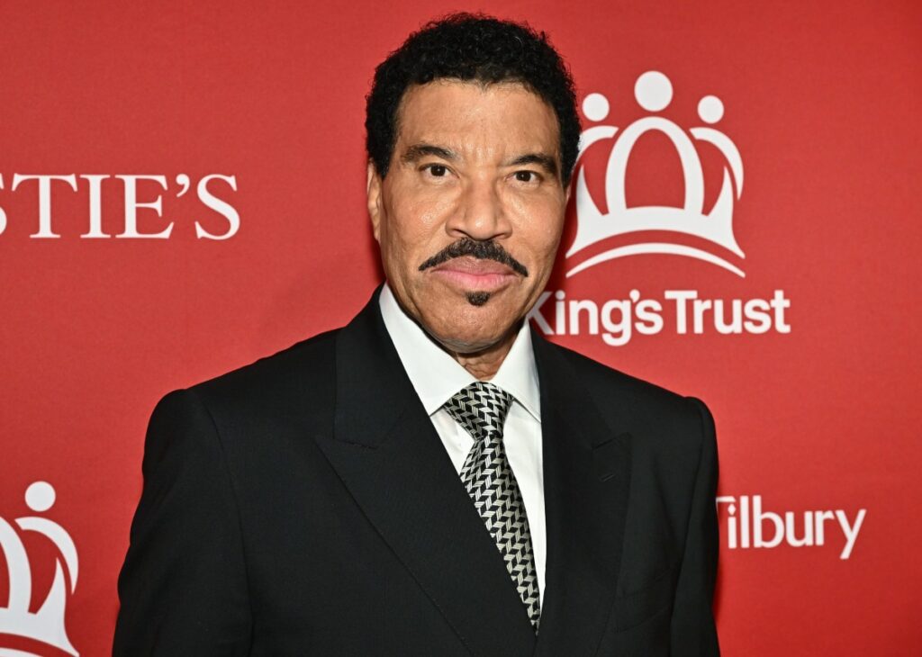 Lionel Richie sentado en el escenario durante su concierto en Minnesota antes de ser hospitalizado
