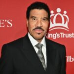 Lionel Richie sentado en el escenario durante su concierto en Minnesota antes de ser hospitalizado