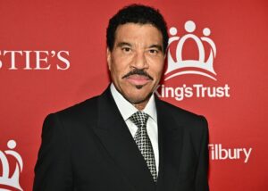 Lionel Richie sentado en el escenario durante su concierto en Minnesota antes de ser hospitalizado