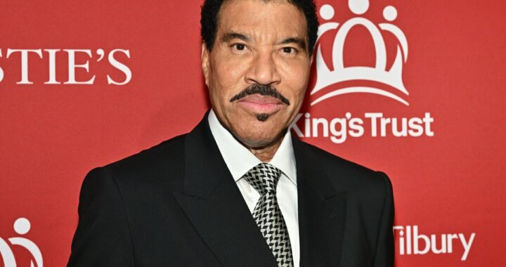 Lionel Richie sentado en el escenario durante su concierto en Minnesota antes de ser hospitalizado