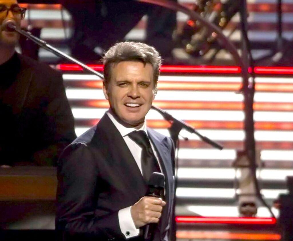Luis Miguel sonríe tras recibir el alta médica en el hospital Mount Sinai de Nueva York