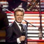 Luis Miguel sonríe tras recibir el alta médica en el hospital Mount Sinai de Nueva York