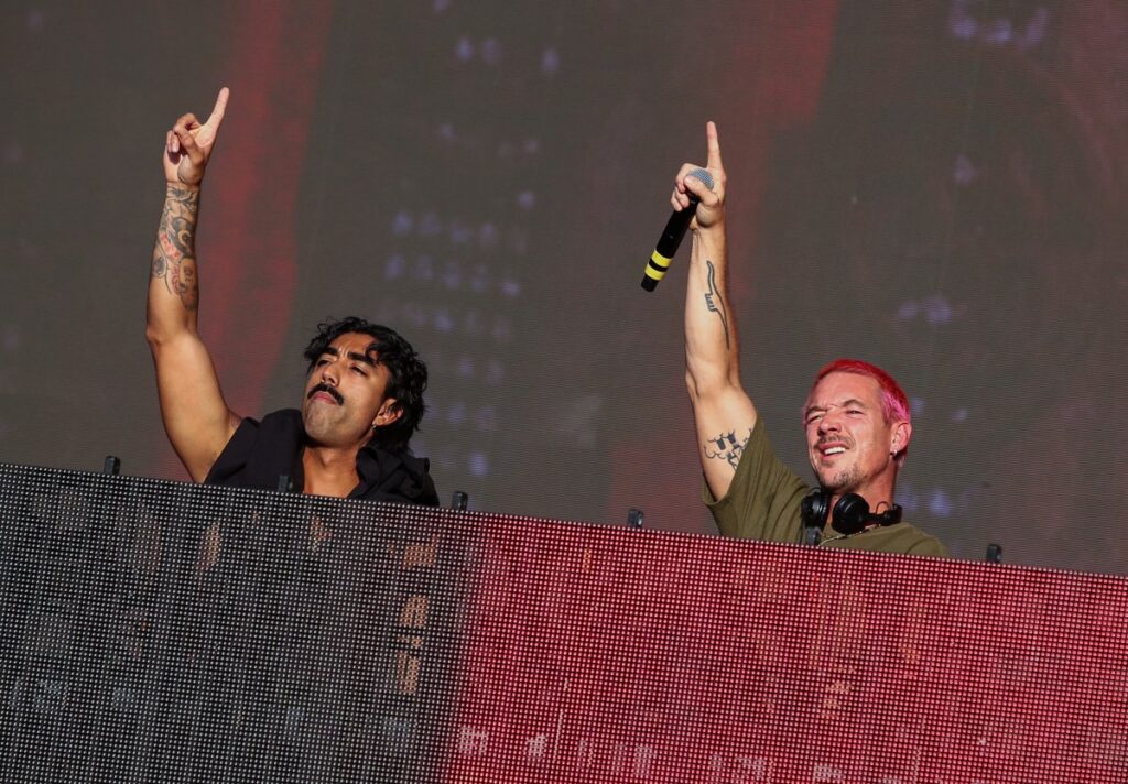 Major Lazer y Davido en el escenario del Crypto.com Arena durante el concierto inaugural FIFA 2026 con luces y multitudes vibrando