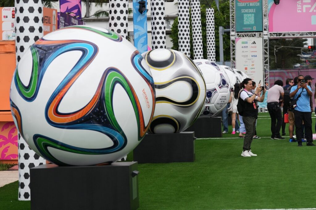 Aficionados en estadio bajo sol intenso durante partido del Mundial 2026 con clima extremo